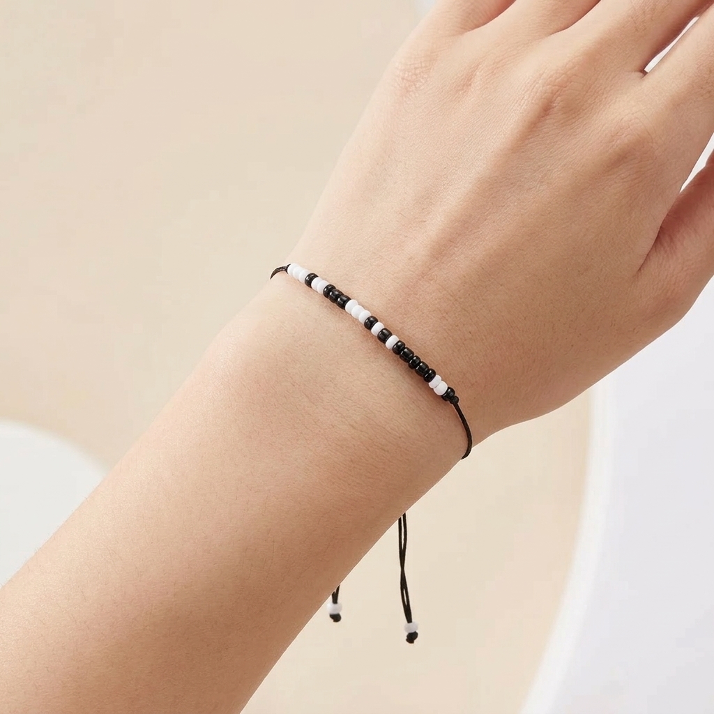 Armbåndet båret på et håndledd, sett fra siden i naturlig lys